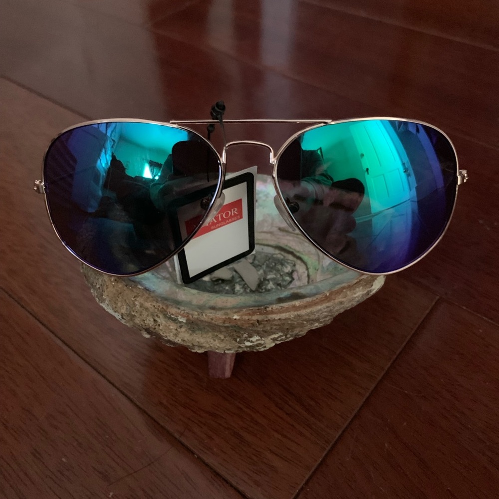 Green Mirror Lensed Aviator Sunglasses - Picture 5 of 8